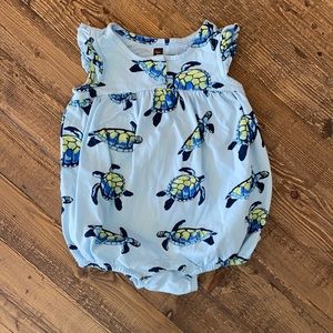 Tea Collection Turtle romper 12-18m